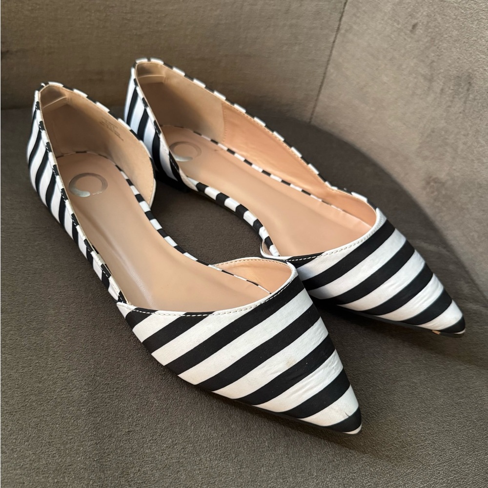 Journee Collection White Flats with Scalloped Edge and Pointed Toe